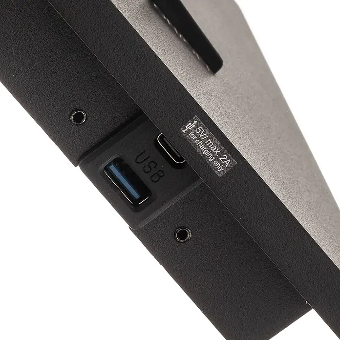 Arcchio Wandstrahler Brinja - schwarz, schwarz, GU10 - Schwarzes und graues Gerät mit USB-A-Anschluss (blau innen) und USB-C-Anschluss, beschriftet '5V/max. 2A nur zum Laden'.