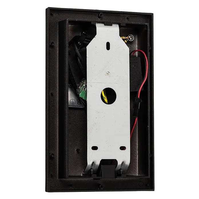 Arcchio Wandstrahler Brinja - schwarz, schwarz, GU10 - Innenansicht eines schwarzen Elektronikgehäuses mit Metallmontageplatte, sichtbarer Verkabelung und Anschlüssen.