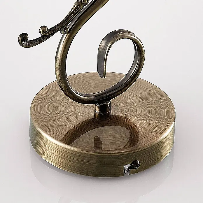 Lindby Wandleuchte Finnick - bronze / altmessing, weiß / opal, E14 - Antike Messingbasis mit kreisförmig gebürsteter Oberfläche und verschnörkeltem Metallhalter.