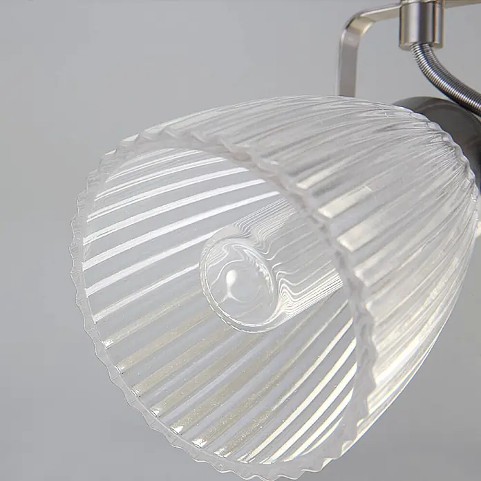 Lindby Wandleuchte Kara - alu / grau / zink, G9 - Transparenter, gerippter Glasschirm mit einer Röhrenlampe innen, auf gebürsteter Metallhalterung.