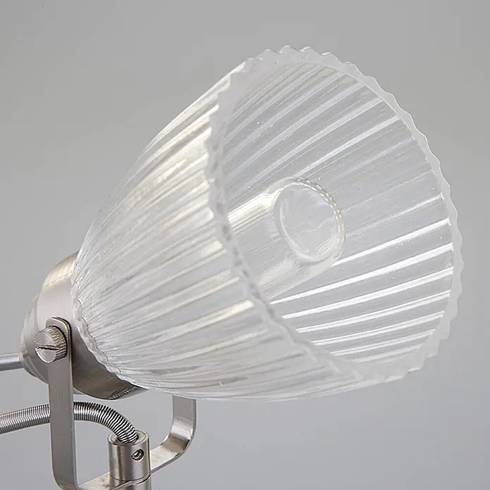 Lindby Wandleuchte Kara - L x B x H: 14 x 9 x 21 cm, alu / grau / zink, G9 - Klarer, geriffelter Glasschirm einer Lampe auf gebürstetem Metallgestell. Im Inneren ist ein kleines Glaselement sichtbar.