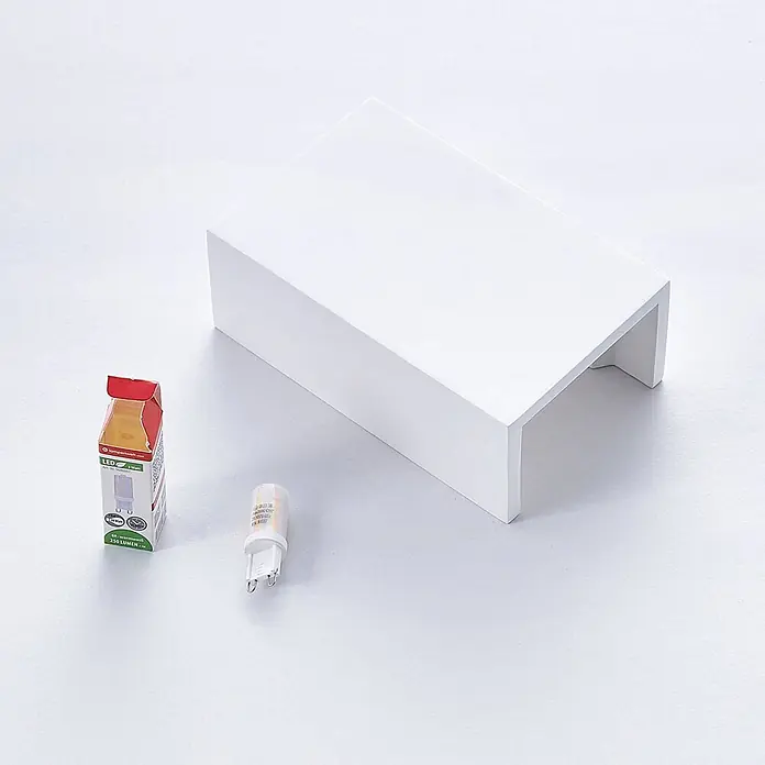 Lindby Wandleuchte Colja - weiß / opal, G9 - Kleine G4 LED-Lampe mit zwei Stiften, daneben ihre rot-weiße Kartonverpackung.