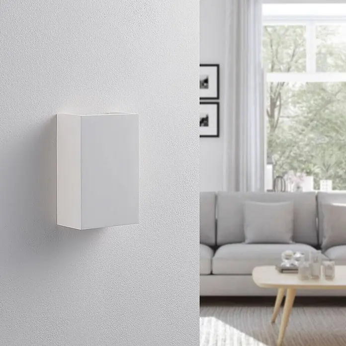 Lindby Wandleuchte Colja - weiß / opal, G9 - Weiße rechteckige Wandleuchte an einer Wand in einem modernen Wohnzimmer.