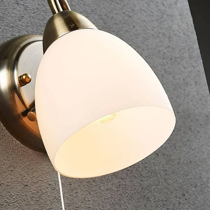 Lindby Wandleuchte Mael - bronze / altmessing, E14 - Wandlampe mit weißem Milchglasschirm und antikem Messingsockel, mit Zugschalter.