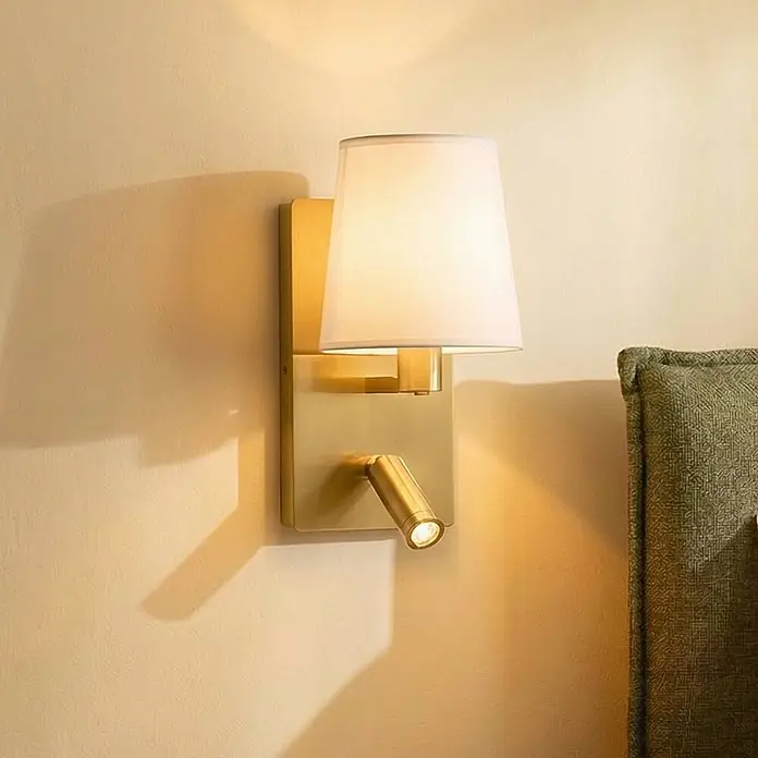 Lindby Wandleuchte Aiden - L x B x H: 17,6 x 14 x 30,8 cm, messing / gold, E14 - Wandleuchte aus Messing mit weißem Stoffschirm und integriertem, verstellbarem Lesespot, an einer Wand montiert.