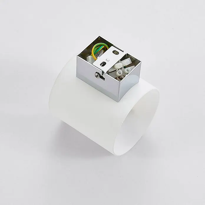 Lindby Wandleuchte Gerrit - L x B x H: 12,2 x 9,2 x 9,5 cm, weiß / opal, G9 - Opalglas-Wandleuchtenschirm mit Chrom-Montagekasten, sichtbar sind Verkabelung und Befestigungen.