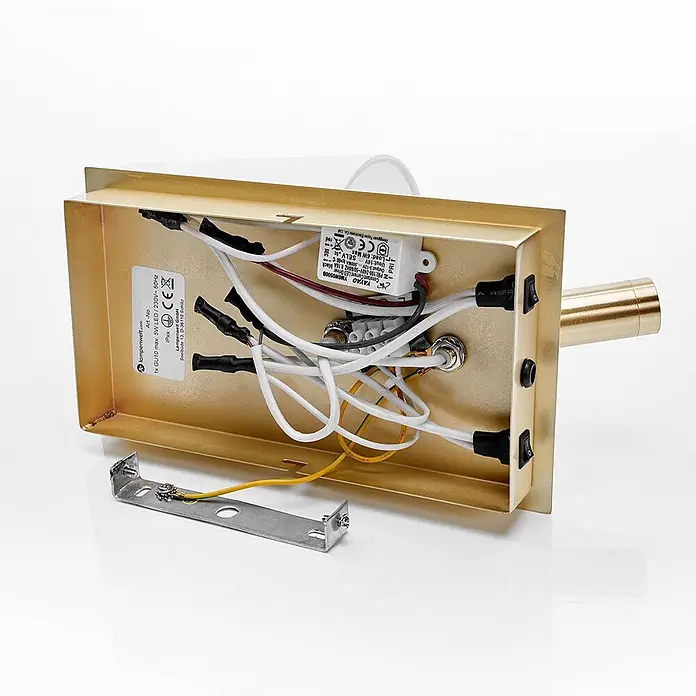Lindby Wandleuchte Aiden - L x B x H: 17,6 x 14 x 30,8 cm, messing / gold, E14 - Innenansicht einer goldfarbenen LED-Leuchte mit Verkabelung, Treiber und Montagehalterung.