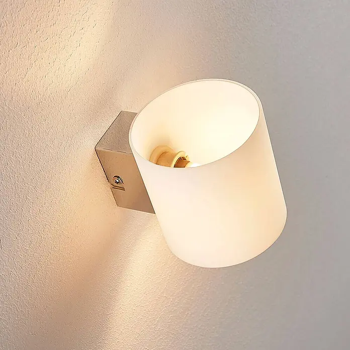 Lindby Wandleuchte Gerrit - L x B x H: 12,2 x 9,2 x 9,5 cm, weiß / opal, G9 - Beleuchtete Wandleuchte mit gebürsteter Metallbasis und zylindrischem Glasschirm in Weiß.