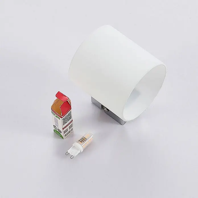 Lindby Wandleuchte Gerrit - L x B x H: 12,2 x 9,2 x 9,5 cm, weiß / opal, G9 - Weiße zylindrische Wandleuchte mit silbernem Sockel, gezeigt mit G9 LED-Birne und Verpackung.