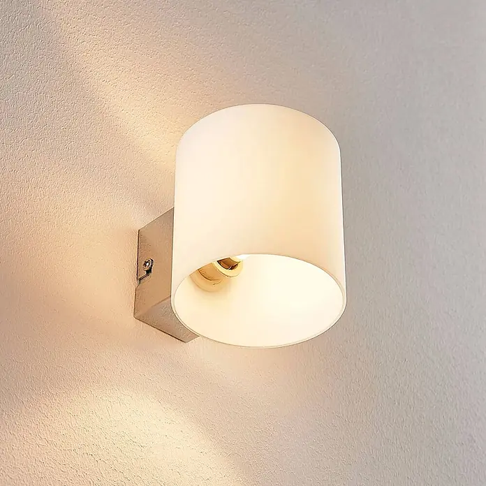 Lindby Wandleuchte Gerrit - L x B x H: 12,2 x 9,2 x 9,5 cm, weiß / opal, G9 - Zylindrische Wandleuchte mit mattweißem Glasschirm und Metallsockel, die warmes Licht abstrahlt.