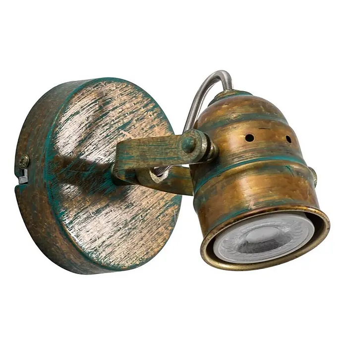 Lindby Wandleuchte Leonor - bronze / altmessing, bronze / altmessing, GU10 - Rustikaler Wandstrahler aus antikem Messing mit grüner Patina und einem kreisförmigen Sockel in Holzoptik.