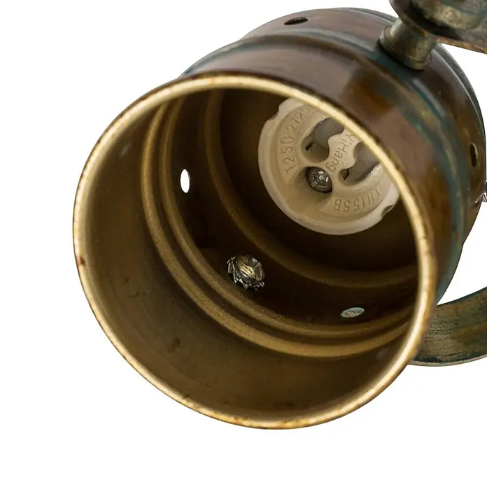 Lindby Wandleuchte Leonor - bronze / altmessing, bronze / altmessing, GU10 - Inneres einer gealterten Messing-Leuchte mit Keramik-Lampenfassung, beschriftet T250 2/25 und YIHANG YH155B.