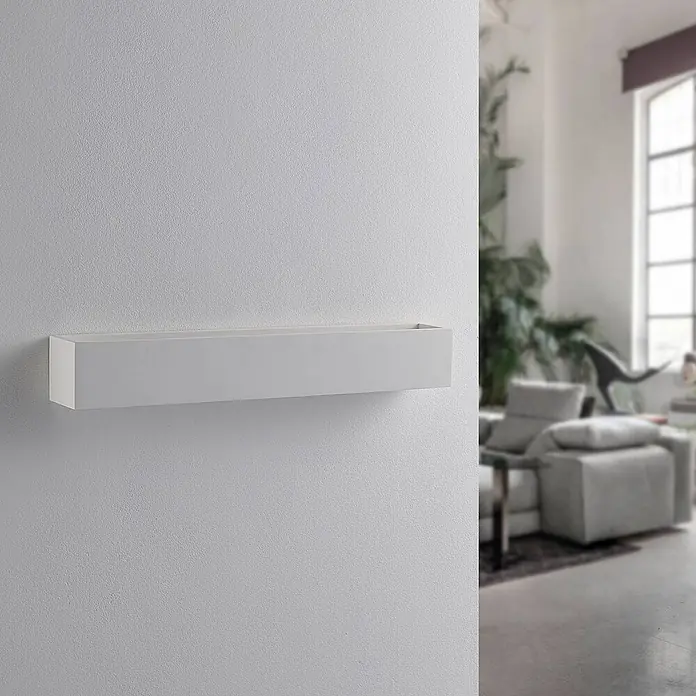 Lindby Wandleuchte Santino - weiß / opal, G9 - Weißes rechteckiges schwebendes Wandregal in einem modernen Wohnzimmer.