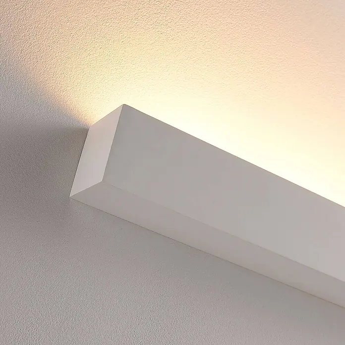 Lindby Wandleuchte Santino - weiß / opal, G9 - Weißes, rechteckiges LED-Wandlicht, das die strukturierte Decke darüber warm beleuchtet.
