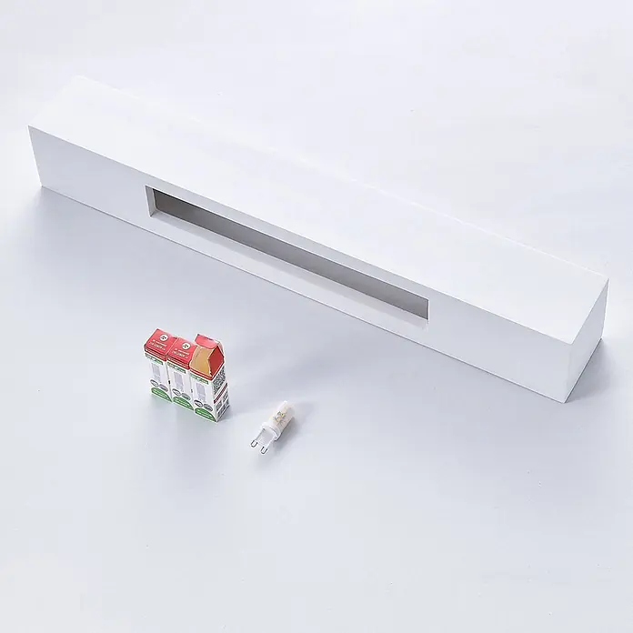 Lindby Wandleuchte Santino - weiß / opal, G9 - Weiße lineare Leuchte mit versenktem Schlitz, daneben LED-Lampenverpackung und eine G9 LED-Lampe.