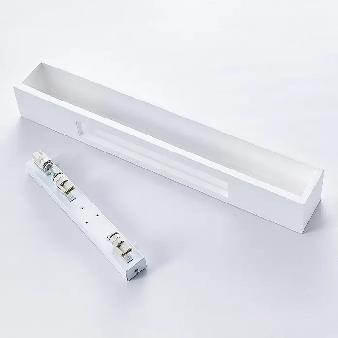 Lindby Wandleuchte Santino - weiß / opal, G9 - Weißes, lineares Leuchtengehäuse mit einer separaten internen Metallleiste, die zwei Glühlampenfassungen hält.