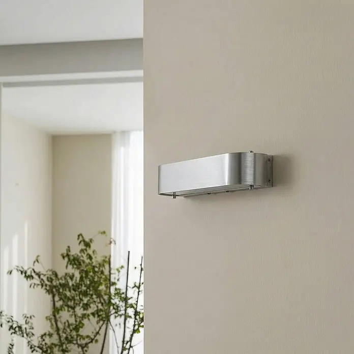 Lindby Wandleuchte Nika - alu / grau / zink, alu / grau / zink, E14 - Rechteckige Wandleuchte aus gebürstetem Silber, an einer Wand montiert.