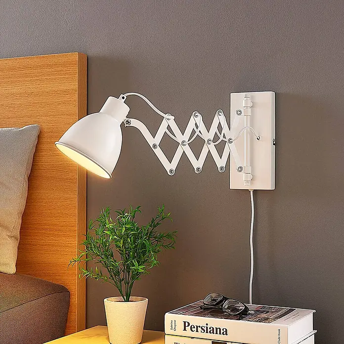 Lindby Wandleuchte Merle - L x B x H: 60 x 13 x 22 cm, weiß / opal, weiß / opal, E14 - Weiße Wandleuchte aus Metall im Akkordeon-Stil, ausgezogen und warmes Licht über einem Nachttisch spendend.