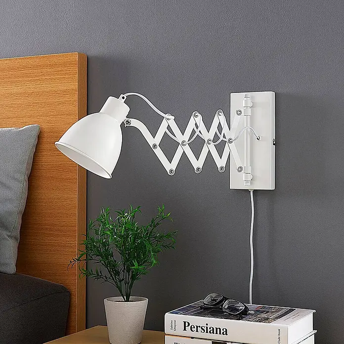 Lindby Wandleuchte Merle - L x B x H: 60 x 13 x 22 cm, weiß / opal, weiß / opal, E14 - Weiße wandmontierte ausziehbare Metalllampe mit Glockenschirm, neben einem Bett.