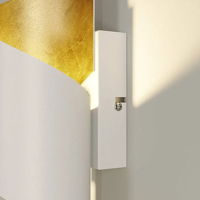 Lindby Wandleuchte Desirio - L x B x H: 10,5 x 8 x 24 cm, weiß / opal, G9 - Weiße Wandleuchte mit goldener strukturierter Innenfläche, die die Wand beleuchtet.