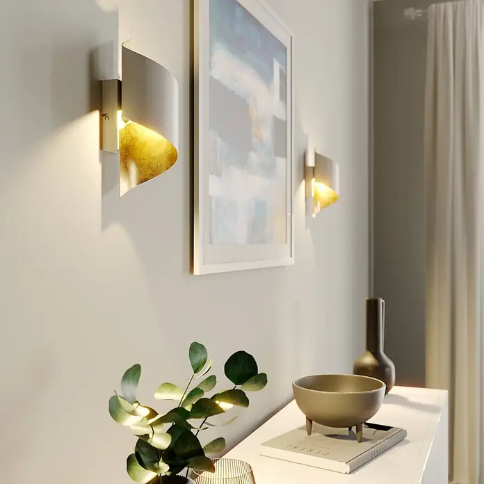 Lindby Wandleuchte Desirio - L x B x H: 10,5 x 8 x 24 cm, weiß / opal, G9 - Moderne Wandleuchte mit silbernem Äußeren und goldbeschichteter Innenseite, spendet warmes Licht an eine helle Wand.