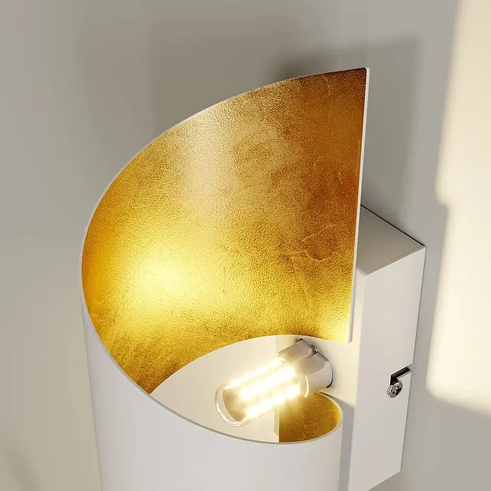 Lindby Wandleuchte Desirio - L x B x H: 10,5 x 8 x 24 cm, weiß / opal, G9 - Weiße Wandleuchte mit goldener, texturierter Innenseite und sichtbarer LED-Birne.