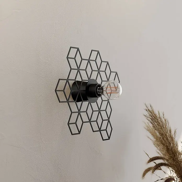 Lucande Wandleuchte Alexaru - L x B x H: 8,8 x 36,7 x 30,1 cm, schwarz, schwarz, E27 - Schwarze Wandleuchte aus Metall mit geometrischem Wabendesign und sichtbarer Edison-Glühbirne an einer strukturierten Wand.