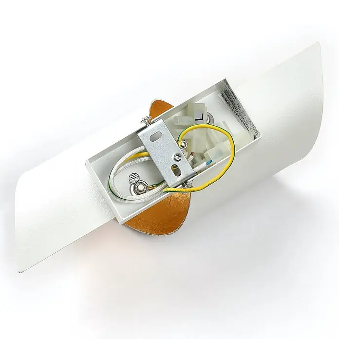 Lindby Wandleuchte Desirio - L x B x H: 10,5 x 8 x 24 cm, weiß / opal, G9 - Weiße, gebogene Wandleuchte, Rückansicht, zeigt freiliegende Verkabelung, Metallhalterung und goldene Innenfläche.