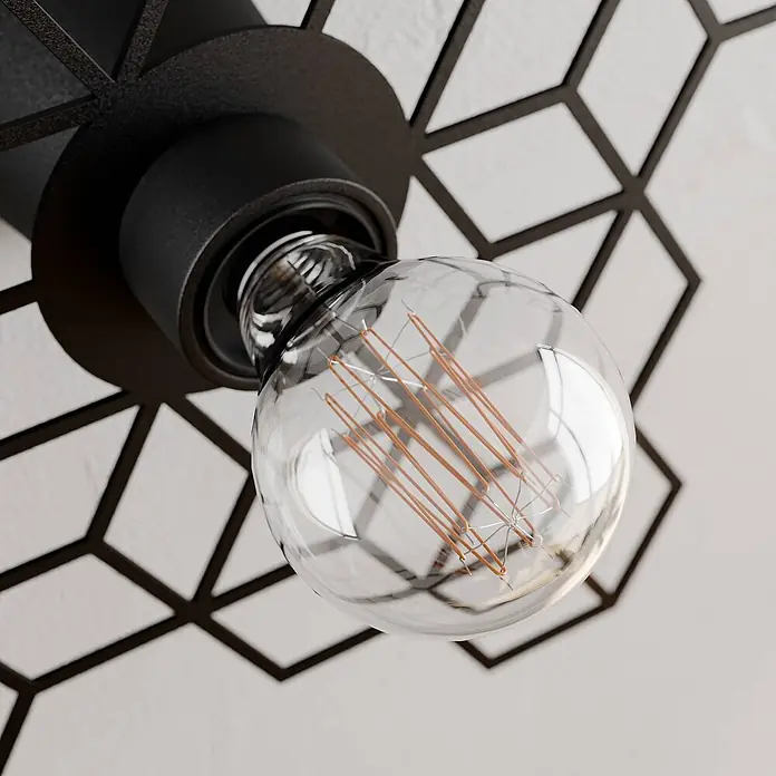 Lucande Wandleuchte Alexaru - L x B x H: 8,8 x 36,7 x 30,1 cm, schwarz, schwarz, E27 - Schwarze Deckenleuchte mit klarer Edison-Glühbirne und bernsteinfarbenen Filamenten, montiert an einer geometrisch gemusterten Decke.
