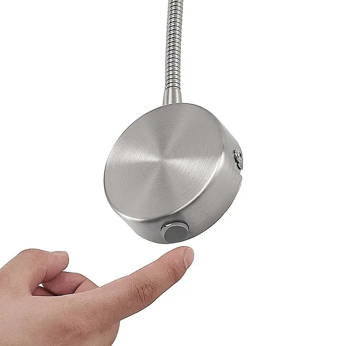 Lindby Wandleuchte Lioma - alu / grau / zink, E14 - Gebürsteter Metall-Leselampenkopf mit flexiblem Schwanenhals, ein Finger drückt den grauen Bedienknopf.