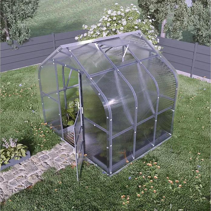 Klasika Greenhouses Gewächshaus Standart Klasika - Außenmaß inkl. Dachüberstand (B x T): 250 x 200 cm, Material Seitenwand: Kunststoff, 4 mm, Silbergrau - Garten-Gewächshaus mit transparenten Paneelen und silbernem Rahmen, Tür offen, Pflanzen wachsen darin.