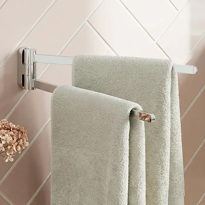 Lenz Aura Handtuchhalter - Breite: 6,5 cm, Silber, Glänzend - Verchromter schwenkbarer Handtuchhalter mit zwei hellgrünen Handtüchern an einer rosa gefliesten Wand.