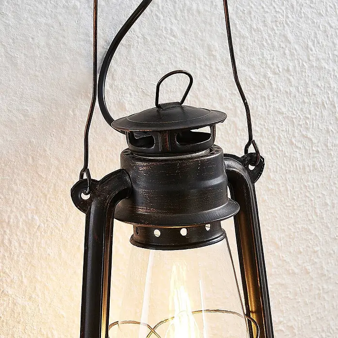 Lindby Wandleuchte Raisa - braun / rost, E14 - Vintage-Stil Hängelaterne aus Metall mit dunkler Patina und sichtbarer, beleuchteter Glühfadenbirne im Glas.