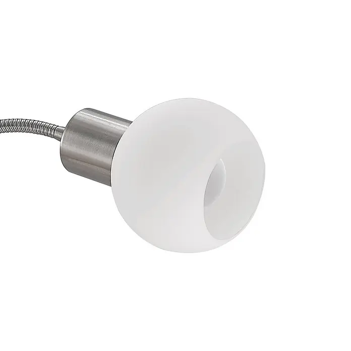 Lindby Wandleuchte Lioma - alu / grau / zink, E14 - Nahaufnahme eines Leuchtenkopfes mit mattweißem Glasschirm und gebürstetem Metallsockel an einem flexiblen Arm.