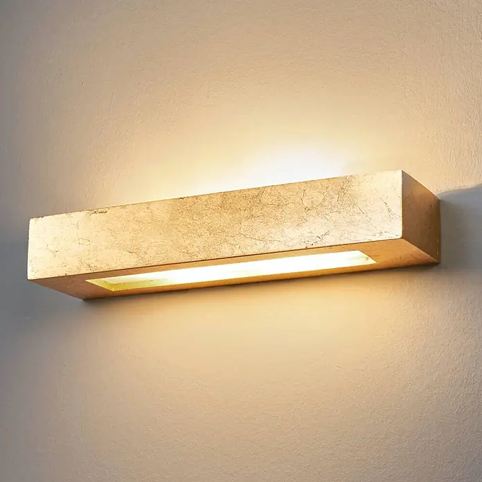 Lindby Wandleuchte Emina - L x B x H: 9,5 x 36 x 6 cm, messing / gold, E14 - Rechteckige goldene Blattgold-Wandleuchte mit warmem Licht nach oben und unten.