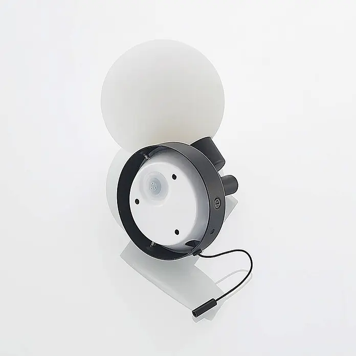 Lindby Wandleuchte Zaniba - L x B x H: 12,4 x 10 x 17,7 cm, schwarz, G9 - Weißer kugelförmiger Lampenkopf mit schwarzem Sockel, Sensor und Zugschalter.