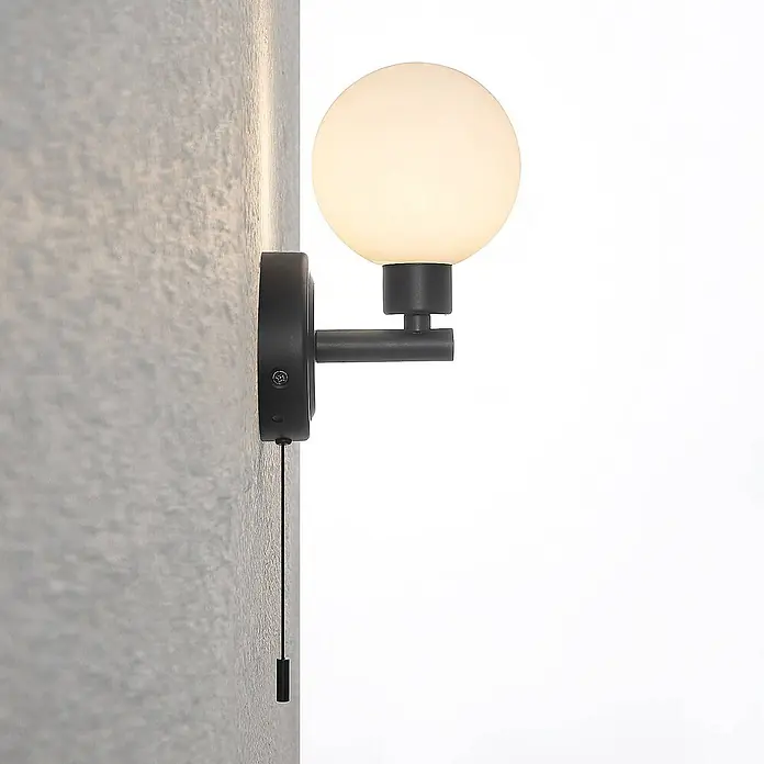 Lindby Wandleuchte Zaniba - L x B x H: 12,4 x 10 x 17,7 cm, schwarz, G9 - Schwarze Wandleuchte mit opalem Glaskugelschirm und Zugschalter.