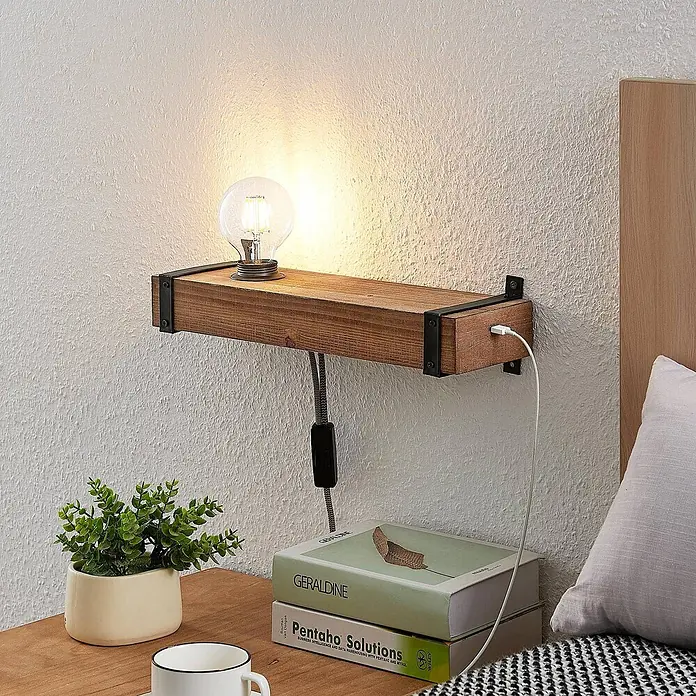 Lindby Wandleuchte Sverina - L x B x H: 12 x 40 x 10 cm, Holz dunkel, E27 - Industrieller Wandregal aus Holz mit freiliegender Glühbirne, integriertem USB-Ladeanschluss und Schalter, dient als Nachttischlampe.