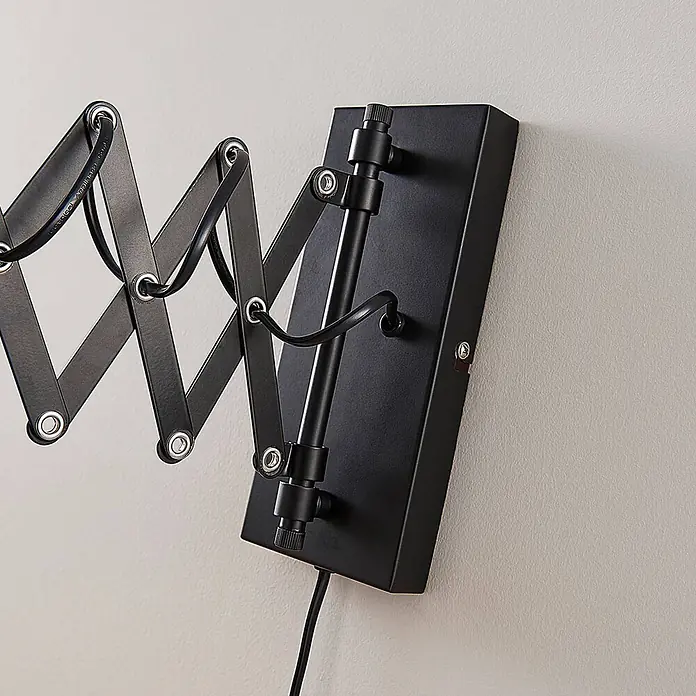 Lindby Wandleuchte Merle - schwarz, schwarz, E14 - Schwarzmetallene Wandlampe mit verstellbarem Scherenarm und sichtbarem Stromkabel.