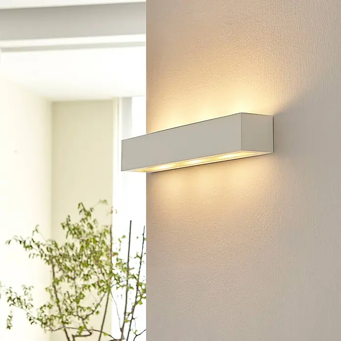 Lindby Wandleuchte Tjada - L x B x H: 7,5 x 50,8 x 7,5 cm, weiß / opal, G9 - Weiße rechteckige Wandleuchte, die warmes Licht nach oben und unten abgibt.