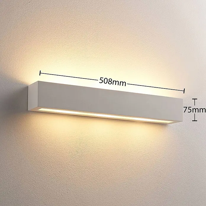 Lindby Wandleuchte Tjada - L x B x H: 7,5 x 50,8 x 7,5 cm, weiß / opal, G9 - Weiße rechteckige LED-Wandleuchte, 508mm lang und 75mm hoch, an einer strukturierten Wand, mit warmem Up/Down-Licht.