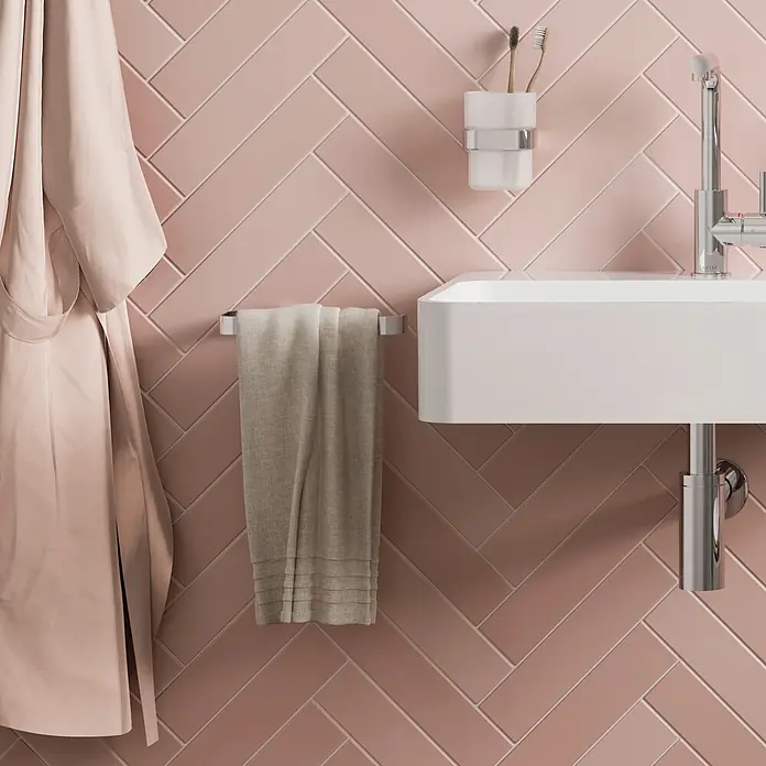 Lenz Aura Handtuchring - Chrom, Glänzend - Modernes Badezimmer mit rosa Fischgrät-Fliesenwand, weißem Waschbecken, Chromarmatur, Handtuch und Bademantel.