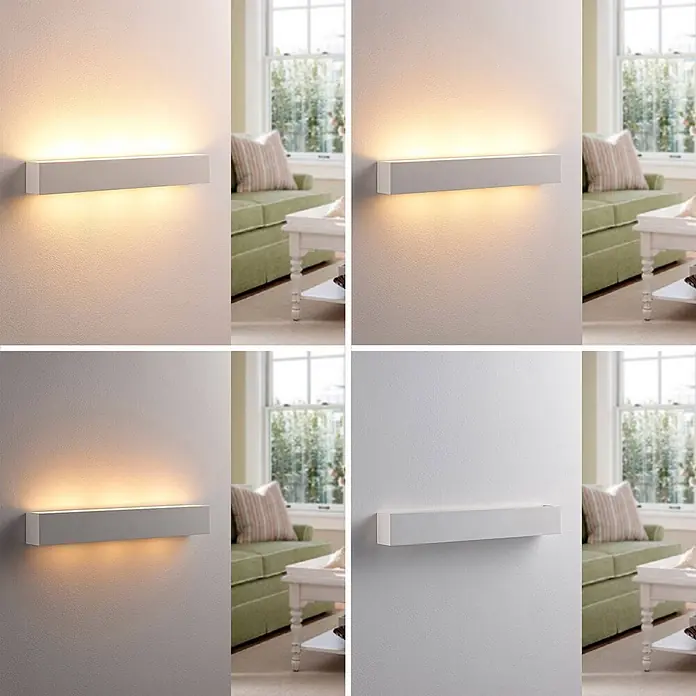 Lindby Wandleuchte Tjada - L x B x H: 7,5 x 50,8 x 7,5 cm, weiß / opal, G9 - Weißes, rechteckiges Wandlicht im Wohnzimmer, das warme und kühle Beleuchtung nach oben und unten sowie ausgeschaltete Zustände zeigt.