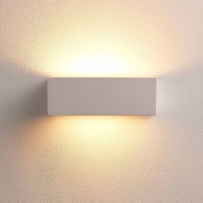 Lindby Wandleuchte Tjada - L x B x H: 7,5 x 21,8 x 7,5 cm, weiß / opal, G9 - Rechteckige weiße Wandleuchte, die warmes Licht nach oben und unten auf eine texturierte Wand wirft.