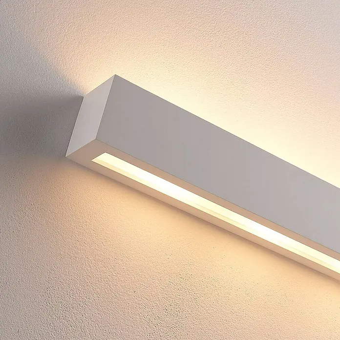 Lindby Wandleuchte Tjada - L x B x H: 7,5 x 50,8 x 7,5 cm, weiß / opal, G9 - Weiße, rechteckige LED-Wandleuchte an strukturierter Wand und Decke, spendet warmes Licht nach oben und unten.