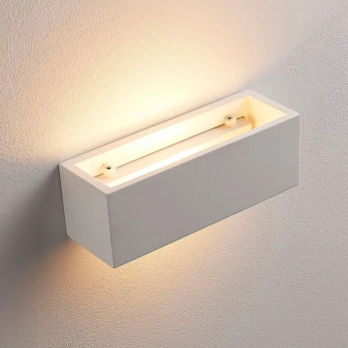 Lindby Wandleuchte Tjada - L x B x H: 7,5 x 21,8 x 7,5 cm, weiß / opal, G9 - Rechteckige weiße Wandleuchte an einer strukturierten Wand, die warmes Licht nach oben und unten wirft. Interne Lichtquelle sichtbar.