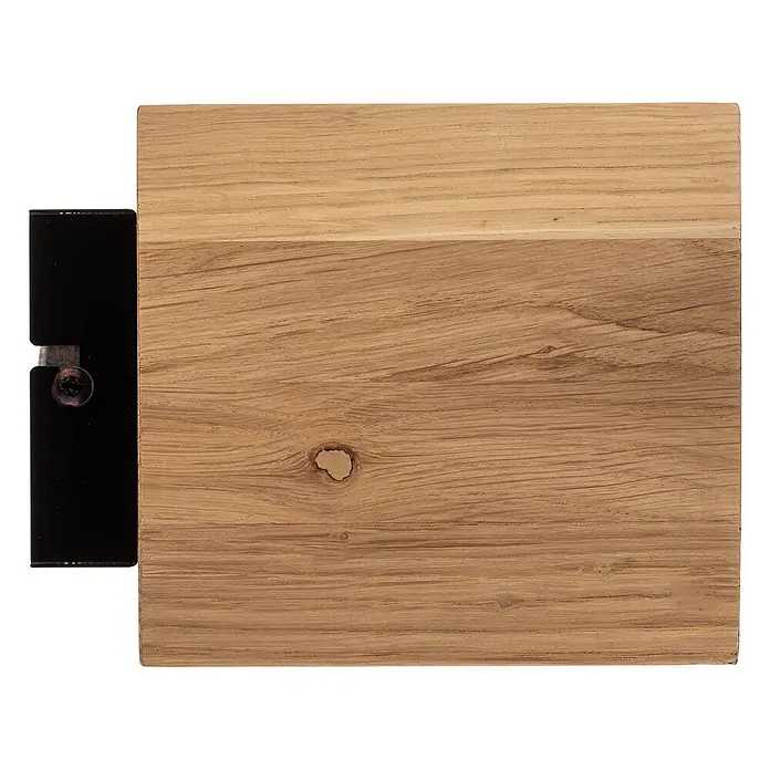 Envostar Wandleuchte Kubiko - L x B x H: 14 x 33 x 11 cm, Holz hell, Holz hell, G9 - Hellbraune Holzplatte mit Maserung und Astloch, links mit einer schwarzen Metallhalterung verschraubt.
