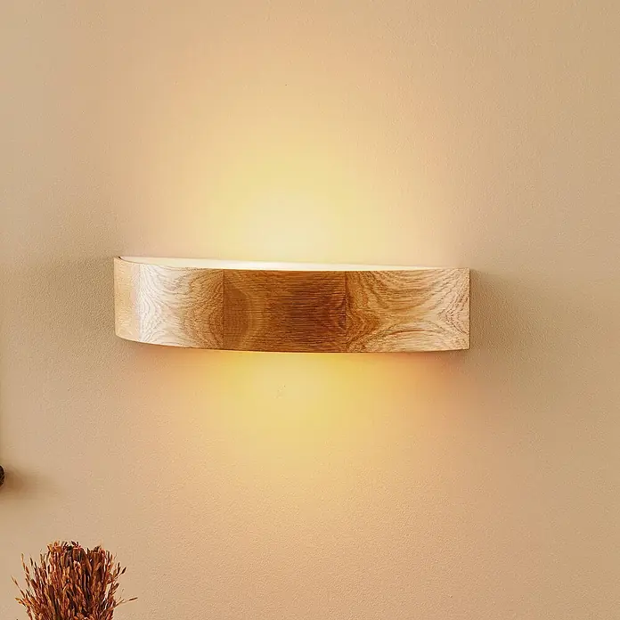 Envostar Wandleuchte Kerio - L x B x H: 11,5 x 40,5 x 8 cm, Holz hell, E27 - Wandleuchte aus Holz mit natürlicher Maserung, an einer hellen Wand montiert, spendet warmes Auf- und Ablicht.