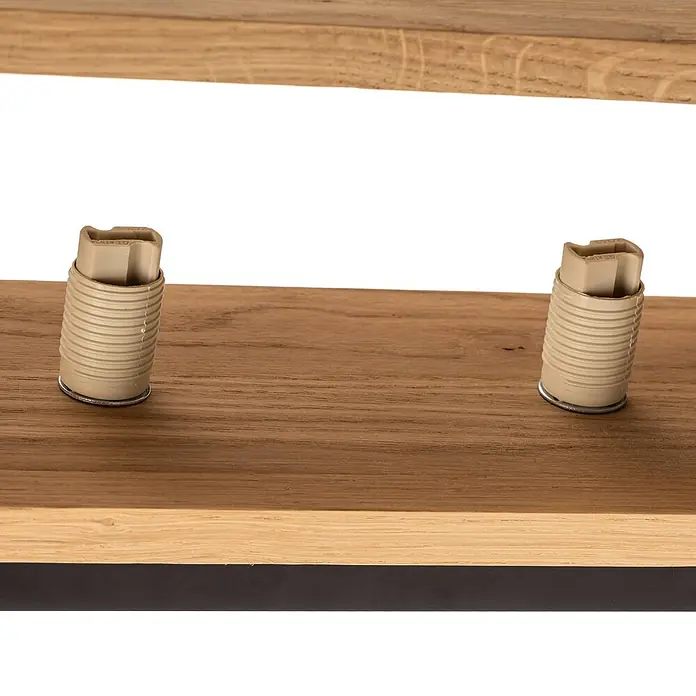 Envostar Wandleuchte Kubiko - L x B x H: 14 x 33 x 11 cm, Holz hell, Holz hell, G9 - Zwei beige gerippte Kunststoff-Verstellfüße in einem Holzregal.