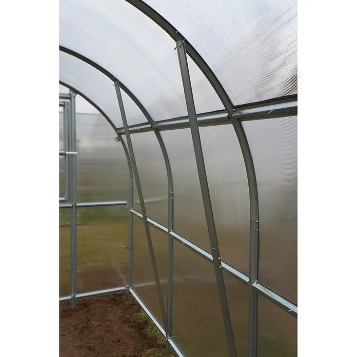 Klasika Greenhouses Gewächshaus Slim Klasika - Außenmaß inkl. Dachüberstand (B x T): 200 x 1.000 cm, Material Seitenwand: Kunststoff, 6 mm, Silbergrau - Innenansicht eines neuen Gewächshauses mit silbernem Metallrahmen und durchsichtigen, gewellten Polycarbonatplatten.